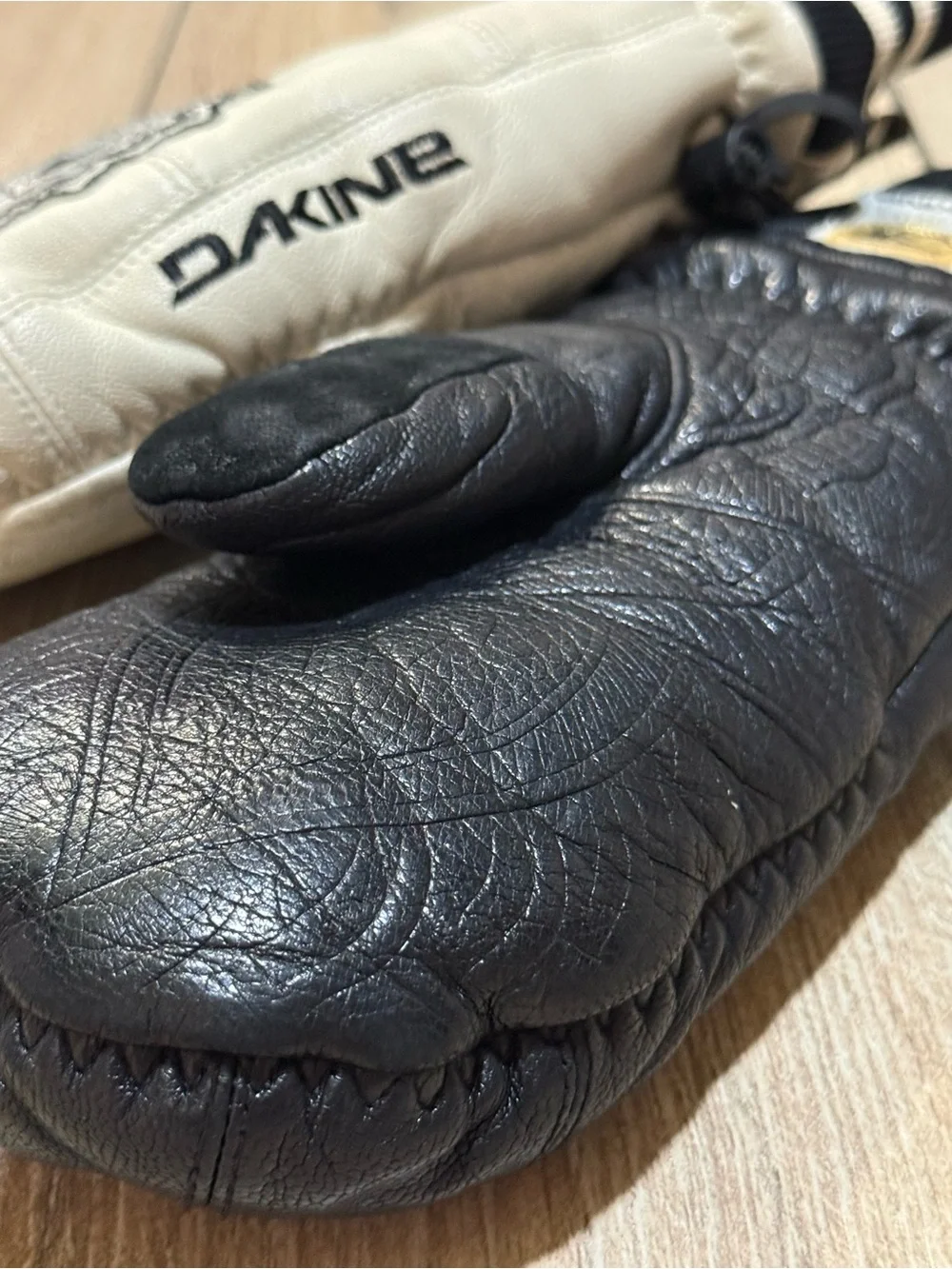 Dakine Leather Snowboard Mittens Yin Yang Team Lotus Black Cream Small